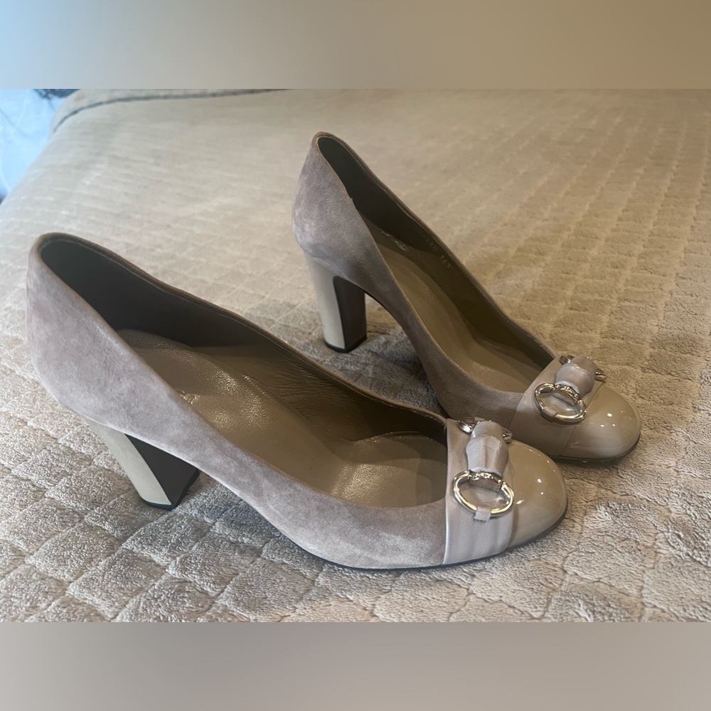GUCCI TAUPE SUEDE PATENT HORSEBIT ACCENT PUMPS